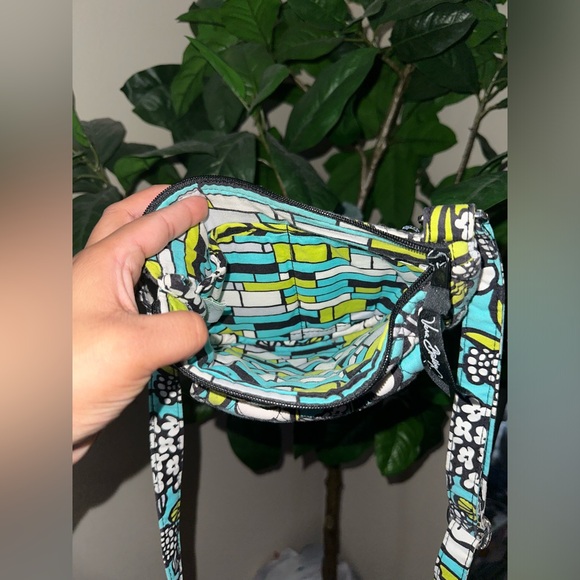 Vera Bradley Crossbody with adjustable strap in Island Bloom (retired Aug, 2013) - Picture 3 of 4